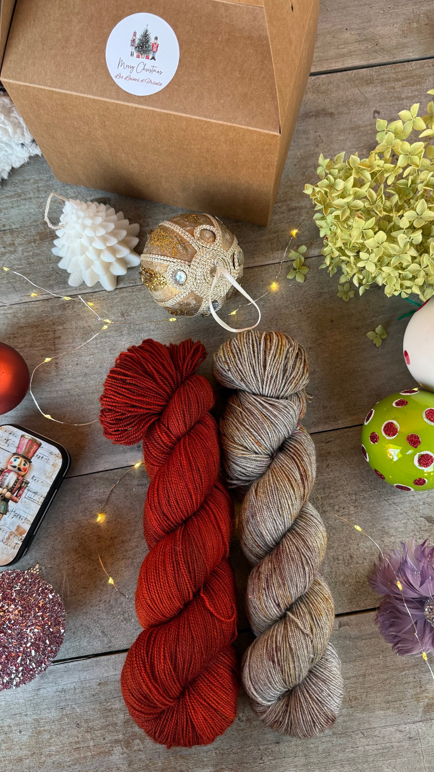 BOX DE NOËL, 2 ÉCHEVEAUX en laine Mérinos fingering coordonnés assortis de surprises