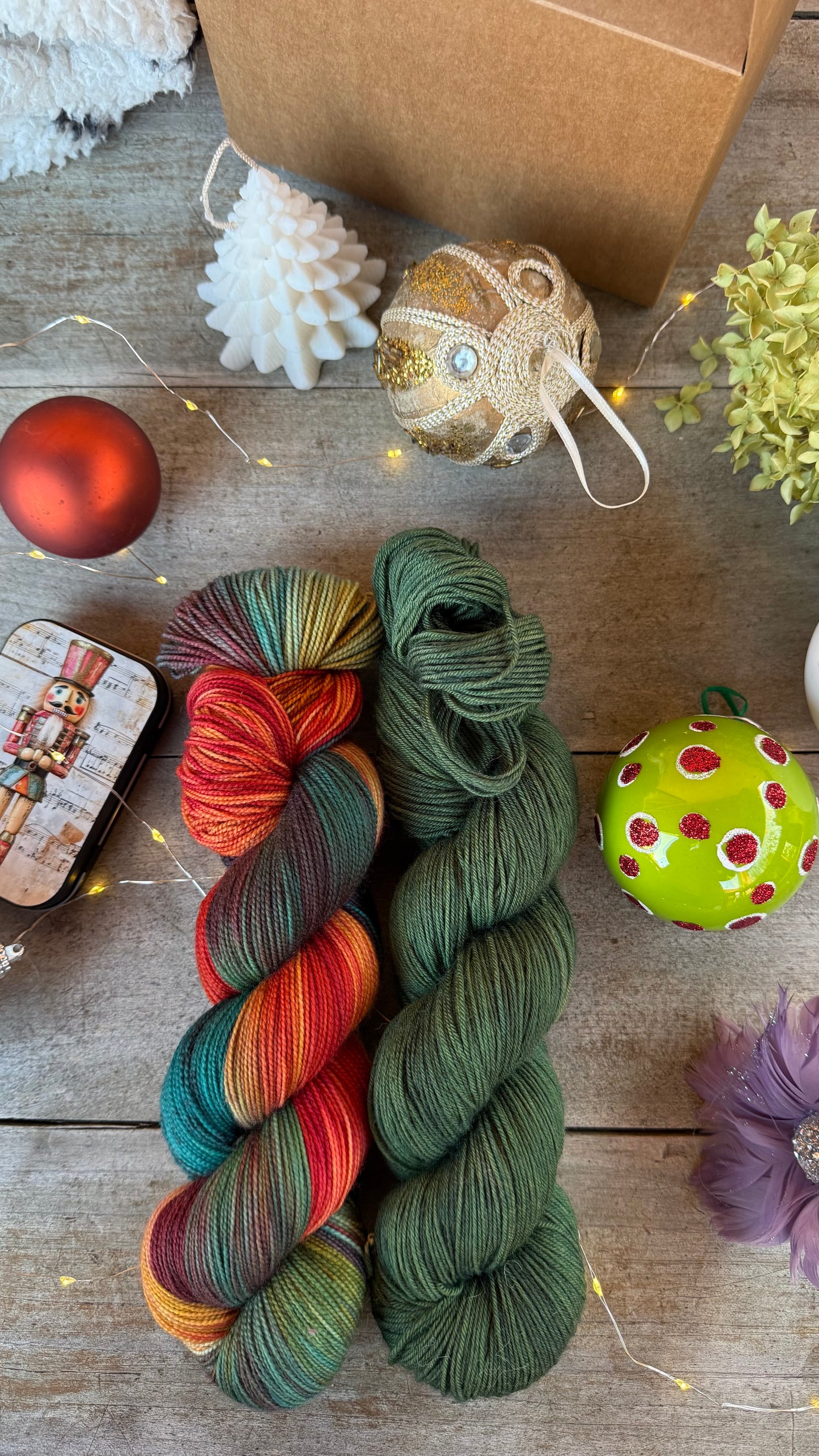 BOX DE NOËL, 2 ÉCHEVEAUX en laine Mérinos fingering coordonnés assortis de surprises