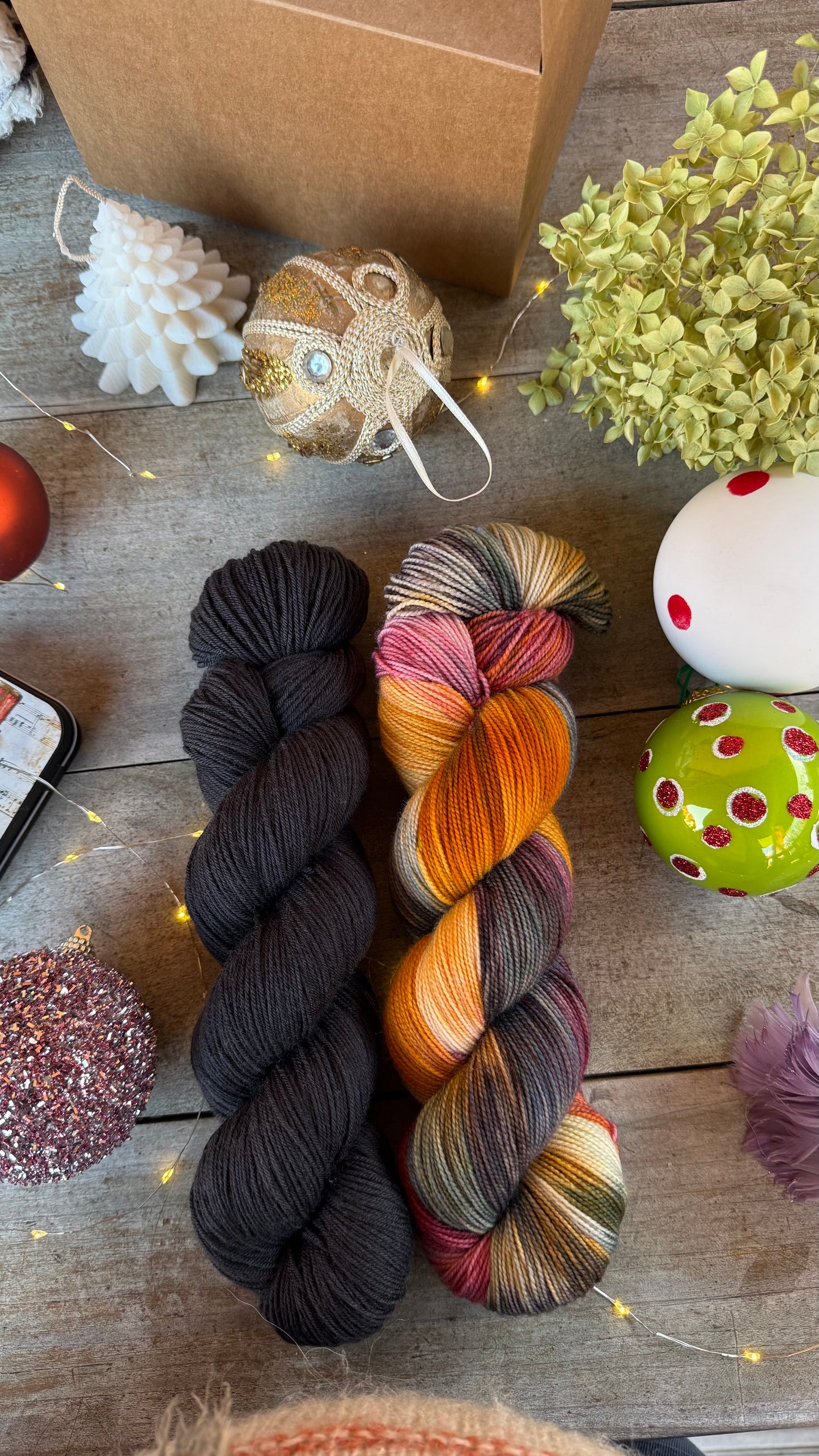 BOX DE NOËL, 2 ÉCHEVEAUX en laine Mérinos fingering coordonnés assortis de surprises