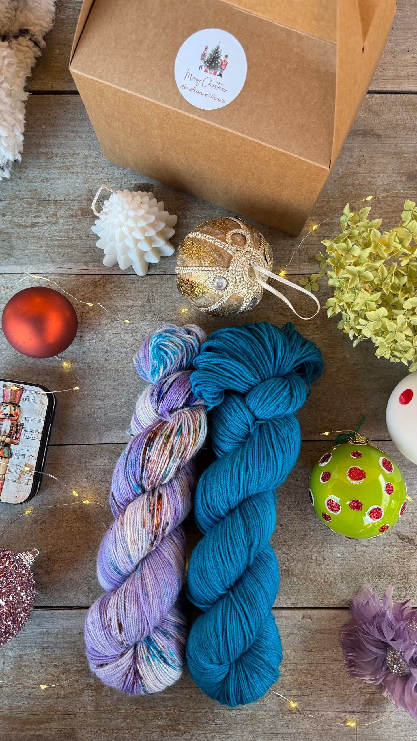 BOX DE NOËL, 2 ÉCHEVEAUX en laine Mérinos fingering coordonnés assortis de surprises