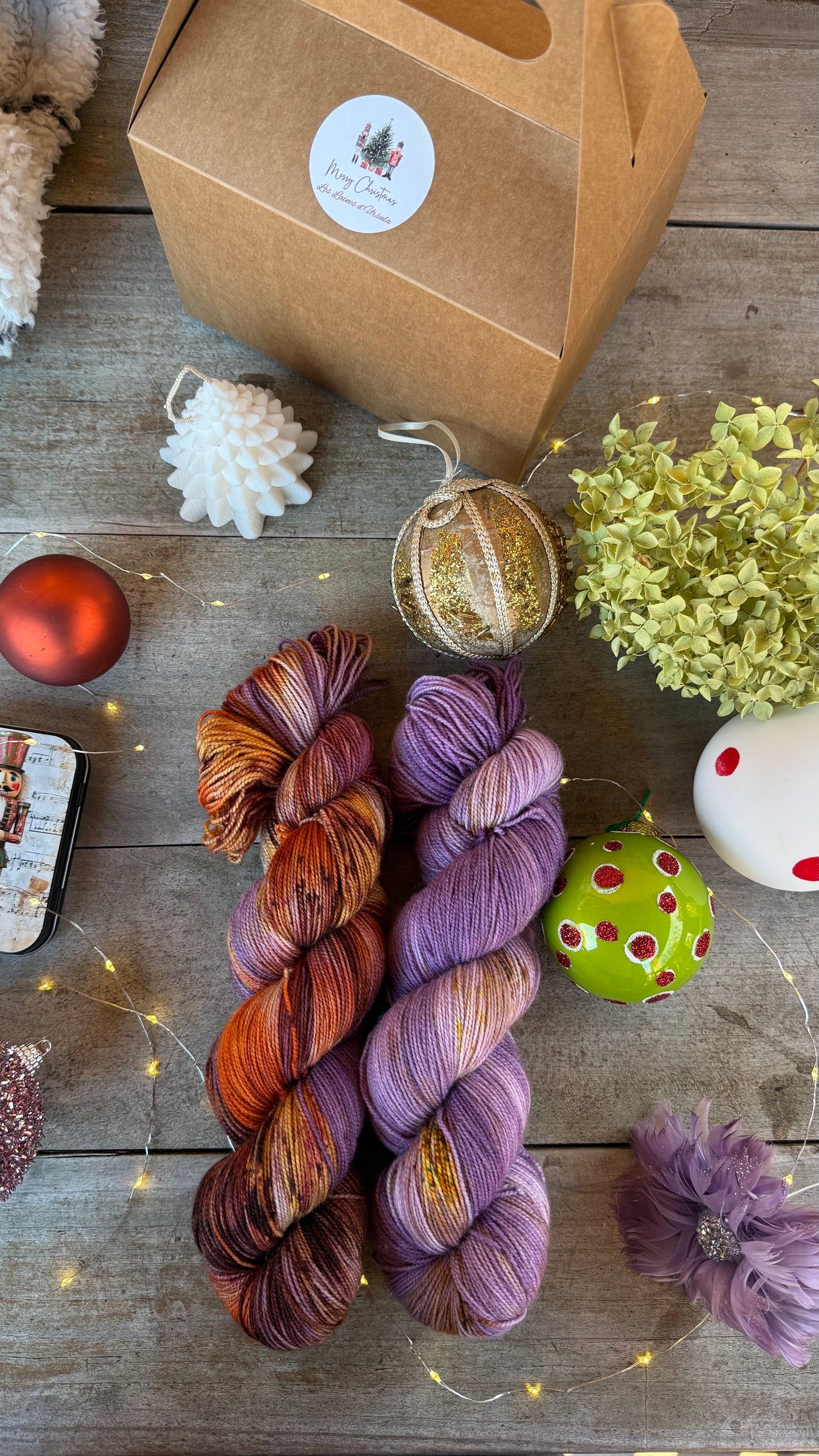 BOX DE NOËL, 2 ÉCHEVEAUX en laine Mérinos fingering coordonnés assortis de surprises