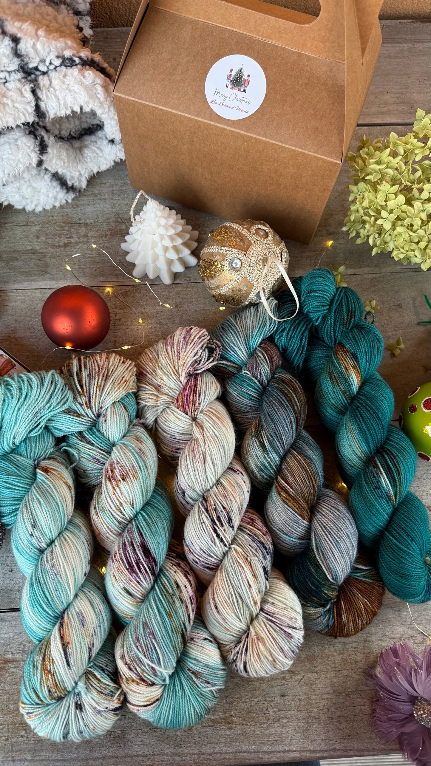 BOX DE NOËL, 5 ÉCHEVEAUX en laine Mérinos fingering coordonnés assortis de surprises (Copie)