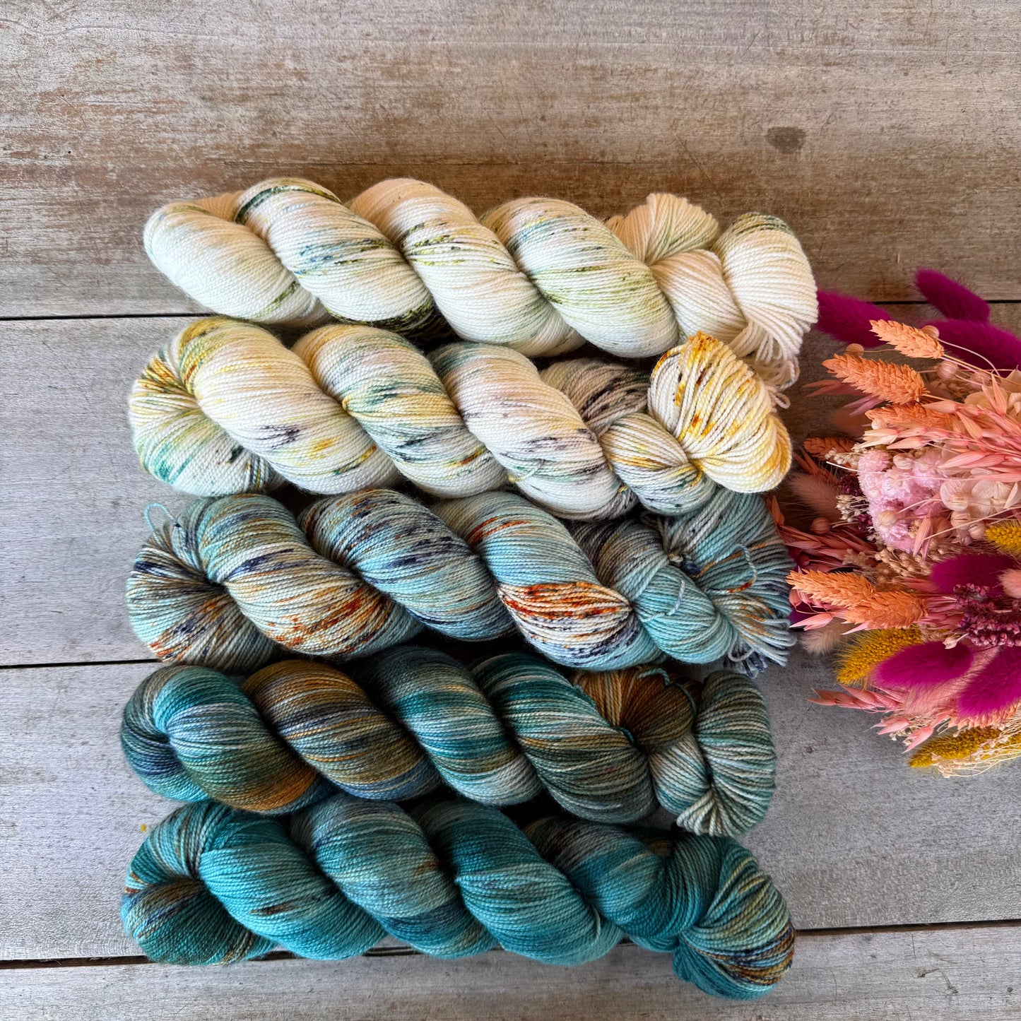 Kit de laine pour tricoter l’Extra Lite Bright Sweater par Wool and Pine