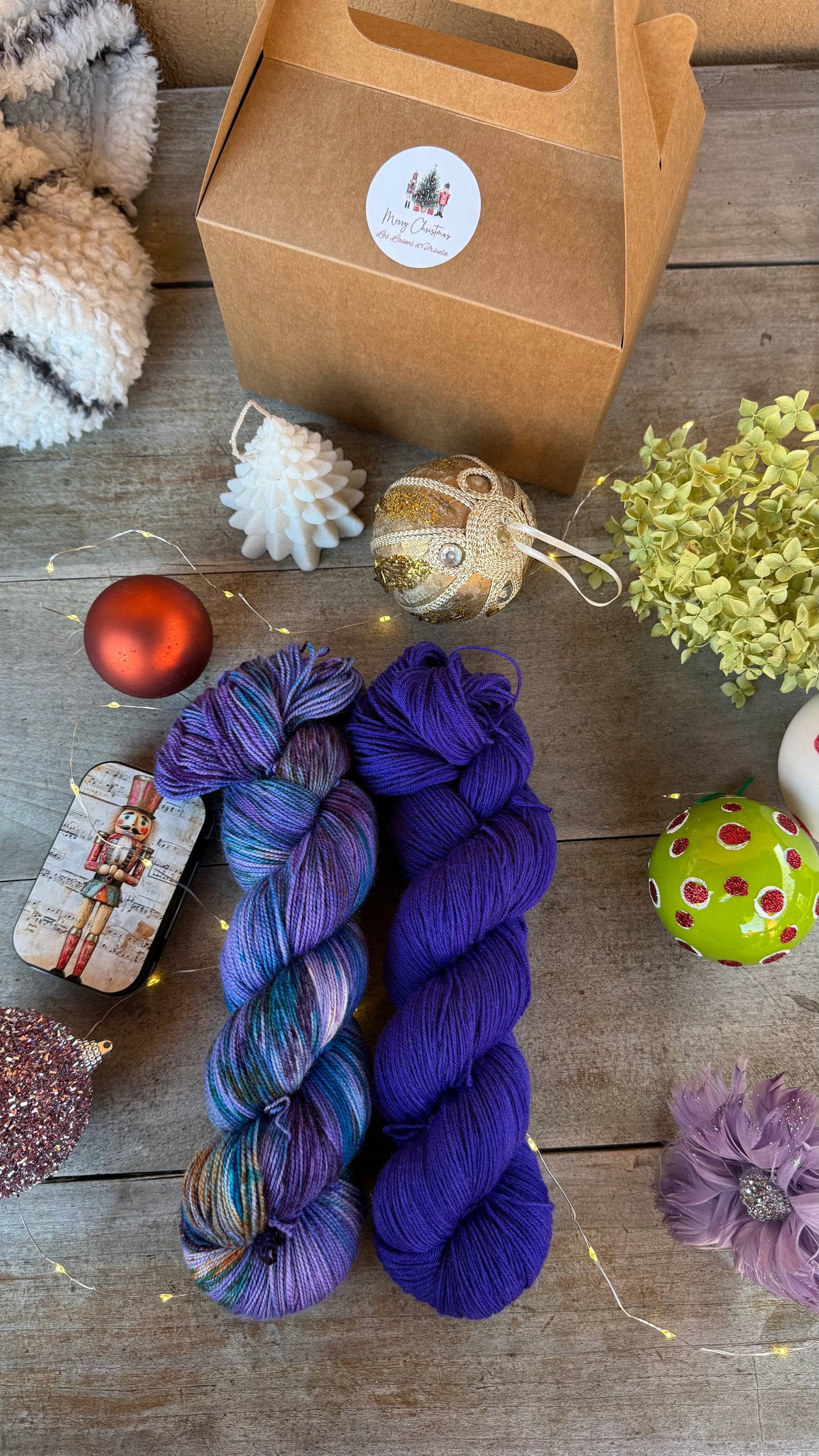 BOX DE NOËL, 2 ÉCHEVEAUX en laine Mérinos fingering coordonnés assortis de surprises