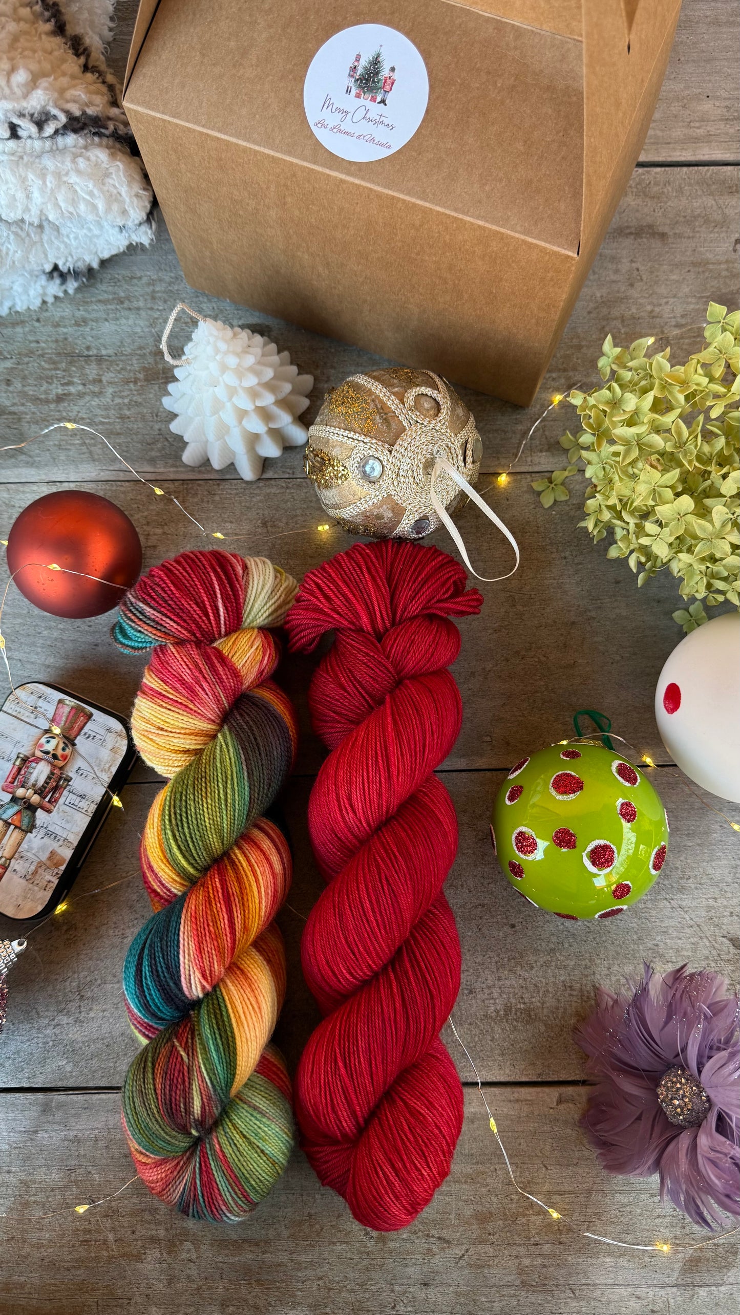 BOX DE NOËL, 2 ÉCHEVEAUX en laine Mérinos fingering coordonnés assortis de surprises