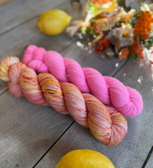 Les KITS DE L’ÉTÉ, 2 ÉCHEVEAUX en laine Mérinos fingering coordonnés
