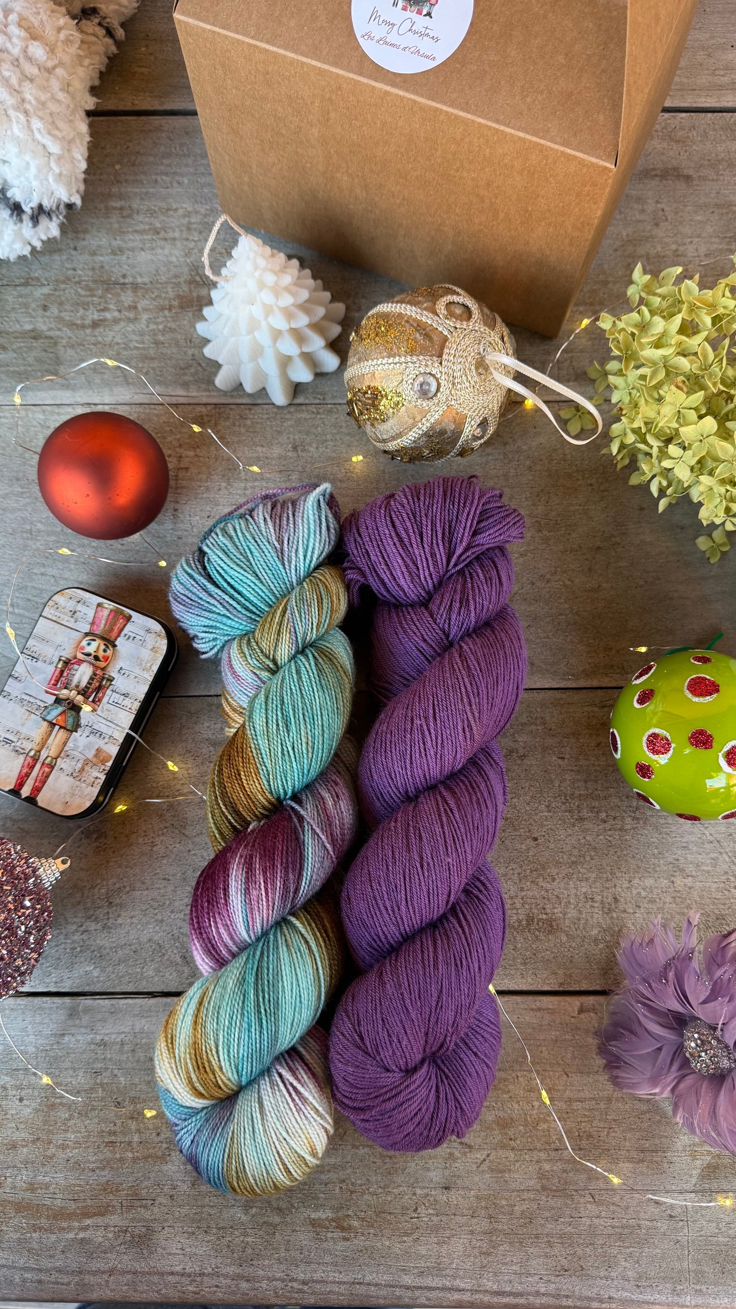 BOX DE NOËL, 2 ÉCHEVEAUX en laine Mérinos fingering coordonnés assortis de surprises