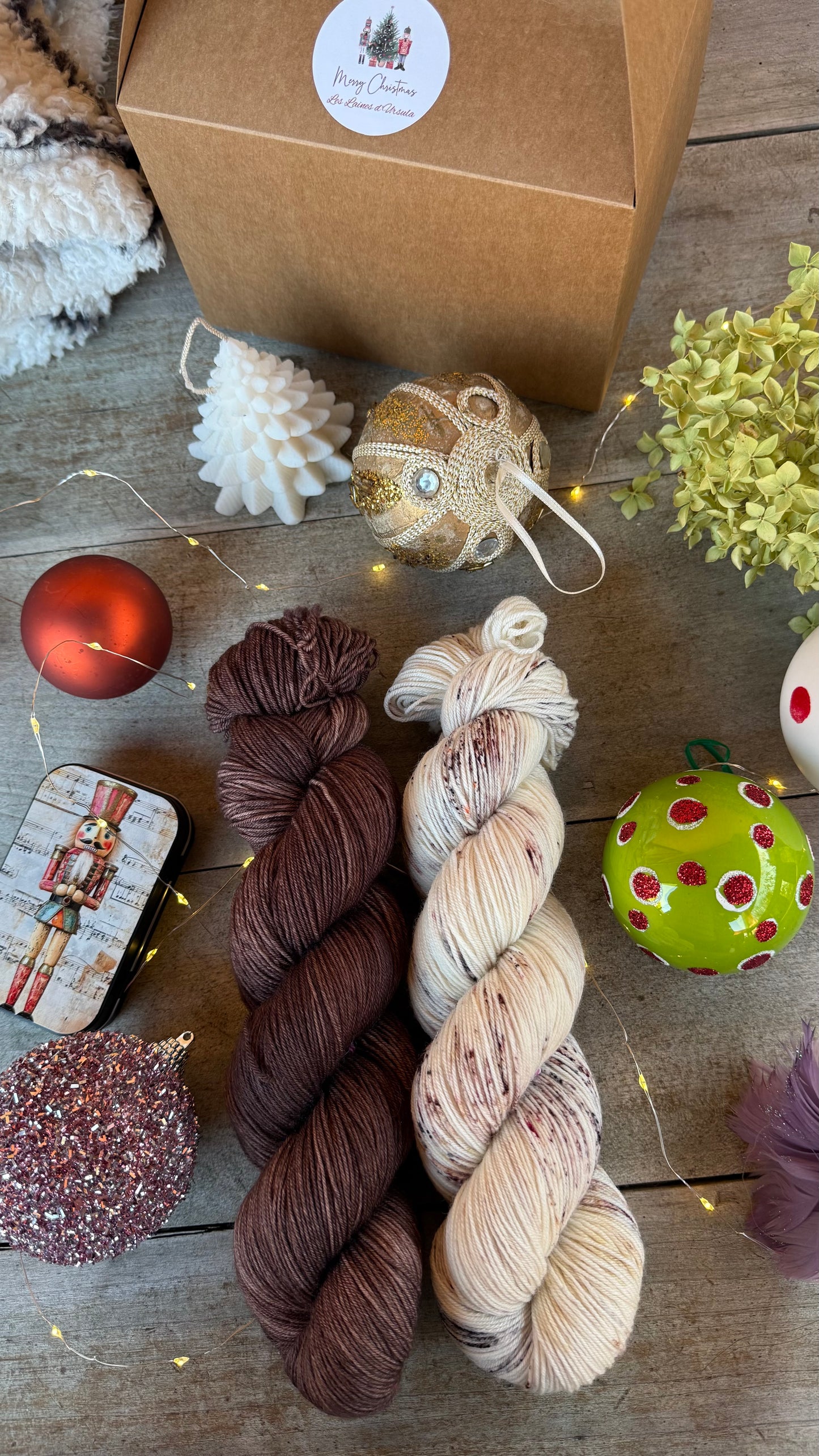 BOX DE NOËL, 2 ÉCHEVEAUX en laine Mérinos fingering coordonnés assortis de surprises