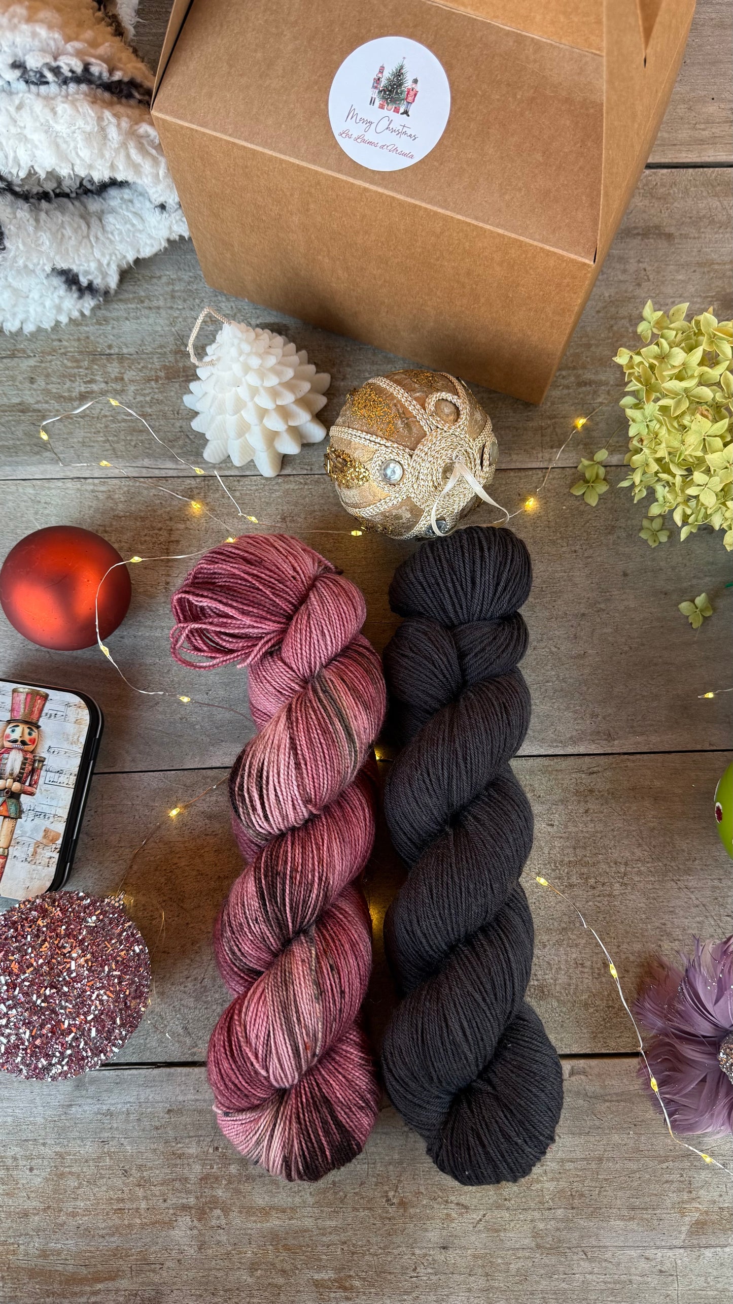 BOX DE NOËL, 2 ÉCHEVEAUX en laine Mérinos fingering coordonnés assortis de surprises