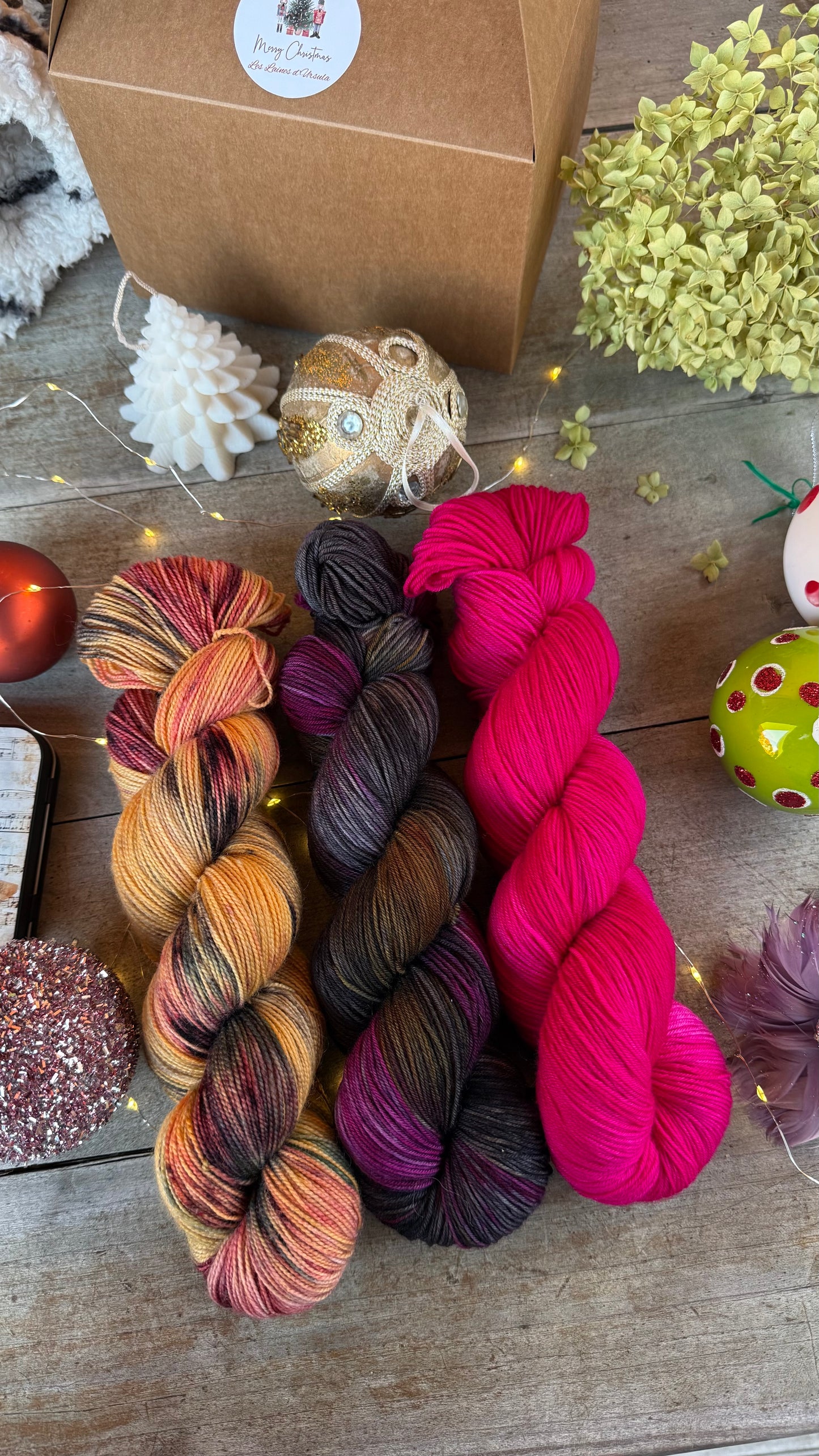 BOX DE NOËL, 3 ÉCHEVEAUX en laine Mérinos fingering coordonnés assortis de surprises (Copie)