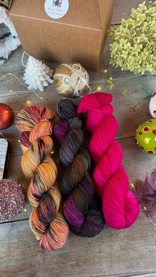 BOX DE NOËL, 3 ÉCHEVEAUX en laine Mérinos fingering coordonnés assortis de surprises (Copie)