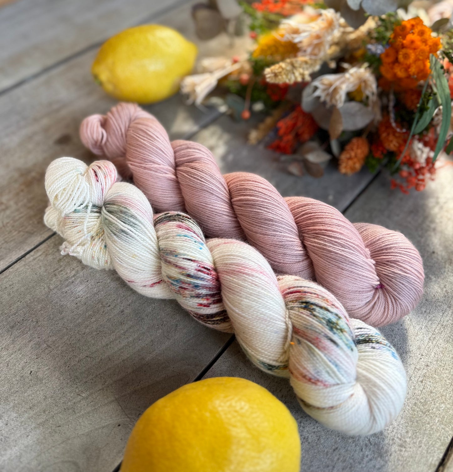 Les KITS DE L’ÉTÉ, 2 ÉCHEVEAUX en laine Mérinos fingering coordonnés