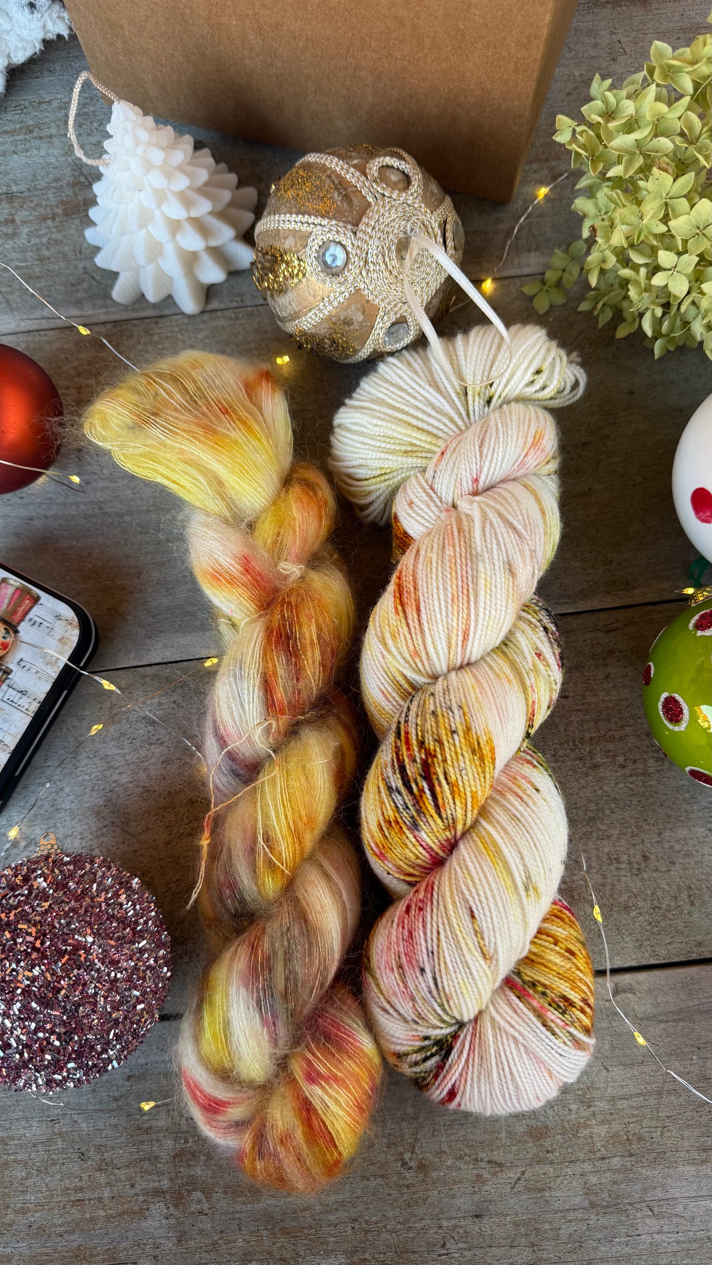 BOX DE NOËL, 2 ÉCHEVEAUX en laine Mérinos / Mohair et Soie fingering coordonnés assortis de surprises