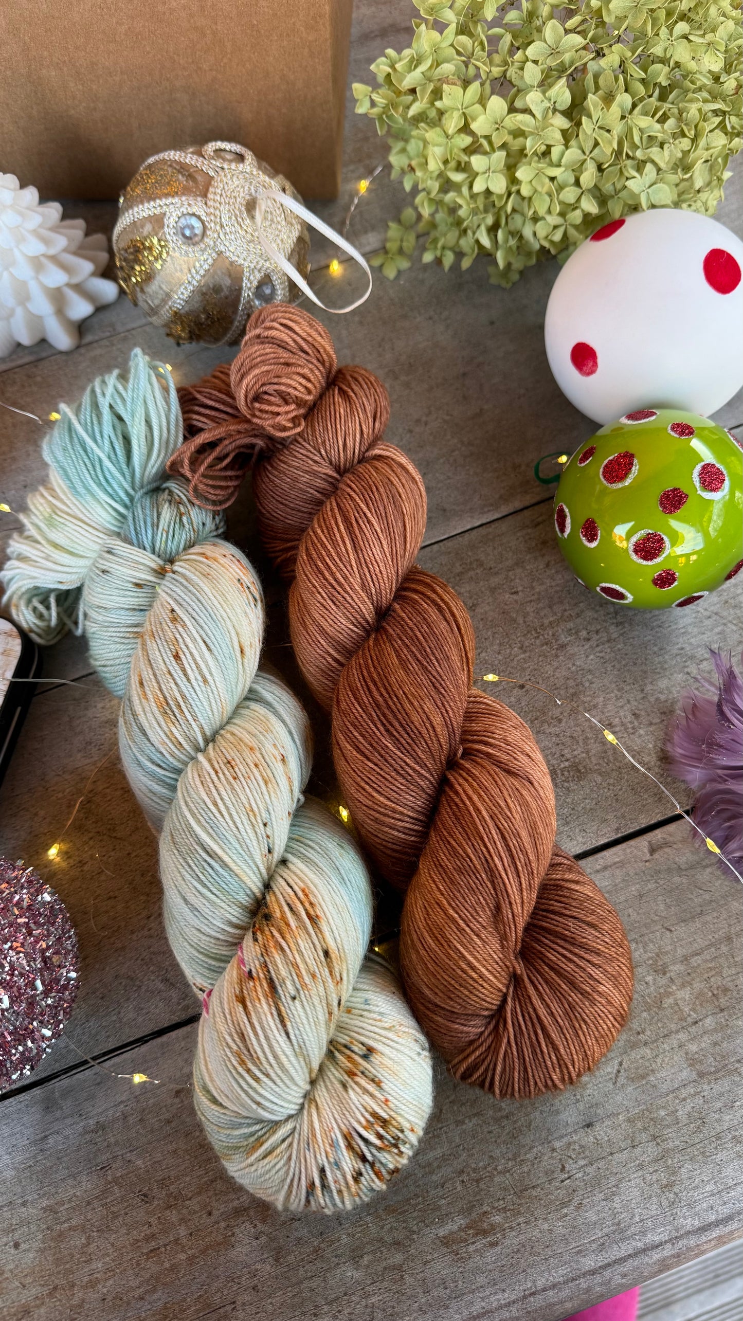 BOX DE NOËL, 2 ÉCHEVEAUX en laine Mérinos fingering coordonnés assortis de surprises