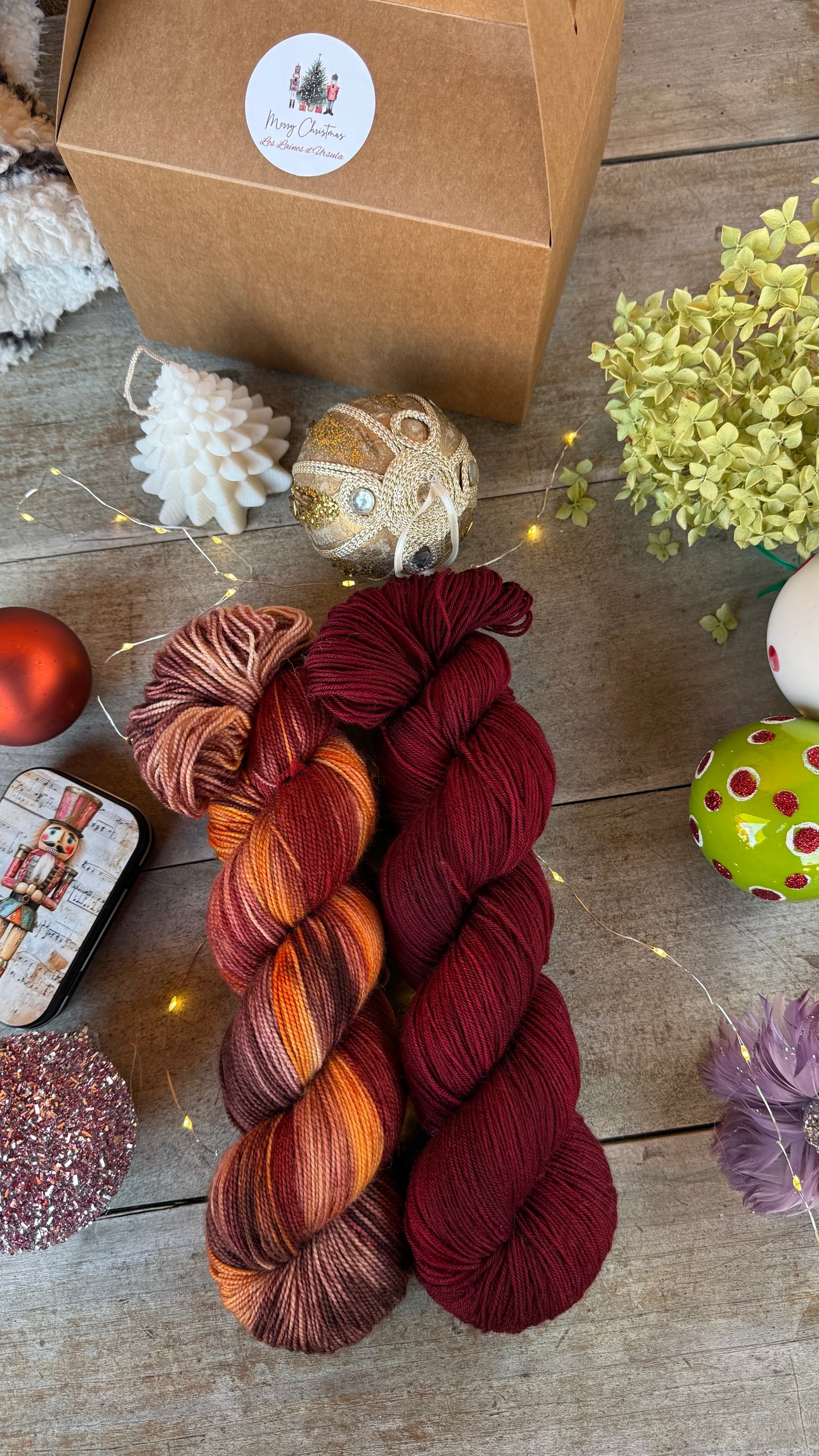 BOX DE NOËL, 2 ÉCHEVEAUX en laine Mérinos fingering coordonnés assortis de surprises