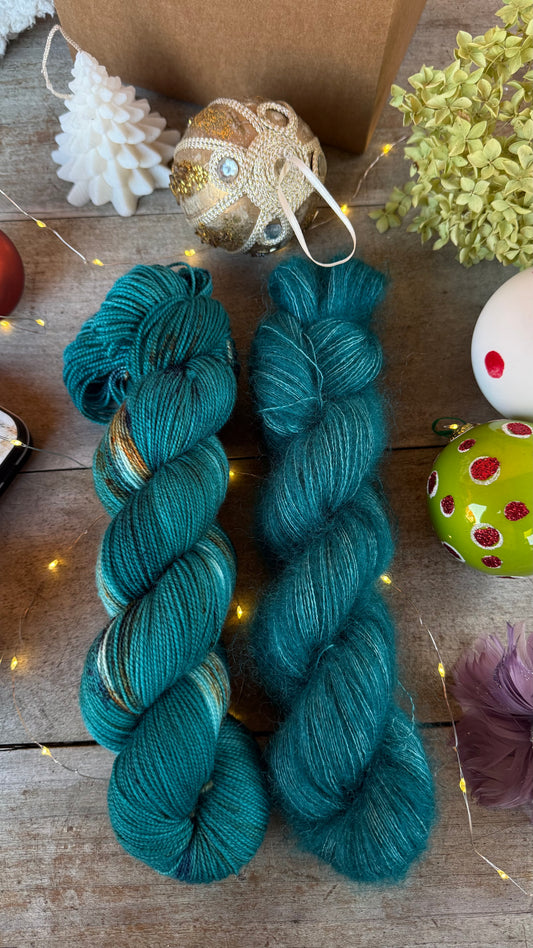 BOX DE NOËL, 2 ÉCHEVEAUX en laine Mérinos / Mohair et Soie fingering coordonnés assortis de surprises