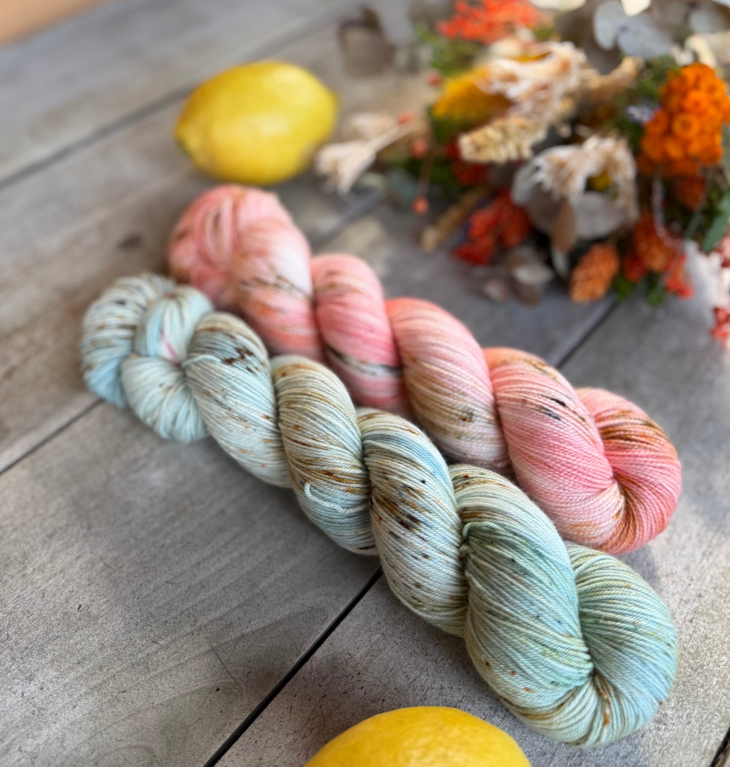 Les KITS DE L’ÉTÉ, 2 ÉCHEVEAUX en laine Mérinos fingering coordonnés