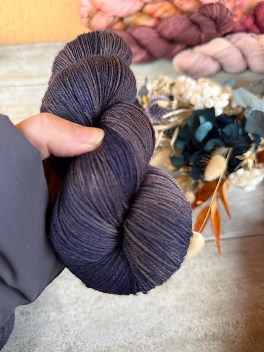 BLEU BOIS - Laine teinte à la main - Fingering Mérinos Superwash