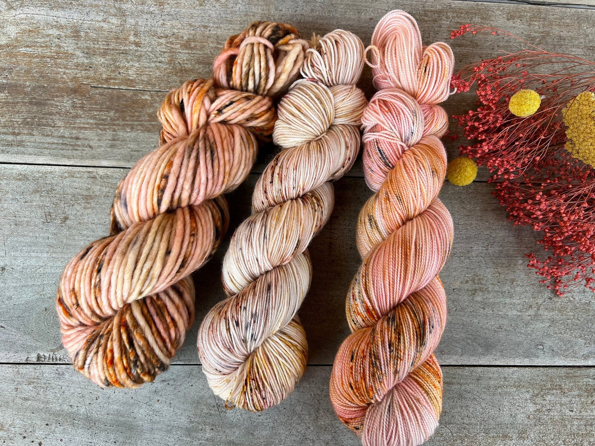 Laine teinte à la main coloris Pomelos Fingering Mérinos ou Mérinos nylon ou DK Mérinos ou Lace Mohair et soie