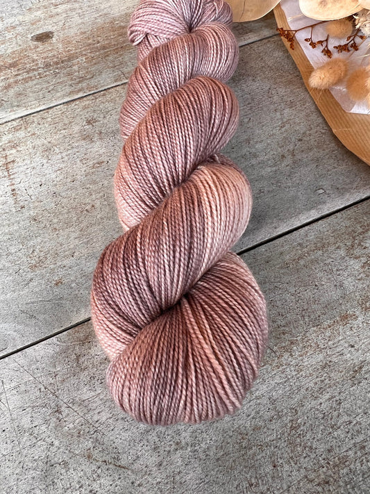 Laine teinte à la main coloris Vieux rose Fingering Mérinos ou Mérinos nylon ou DK Mérinos ou Lace Mohair et soie