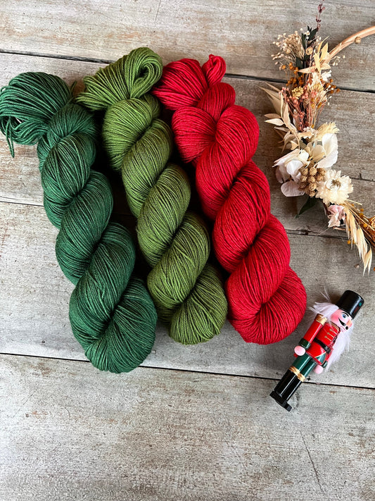 Laine teinte à la main coloris Pin fingering mérinos ou Mérinos nylon ou DK Mérinos ou Lace Mohair et soie