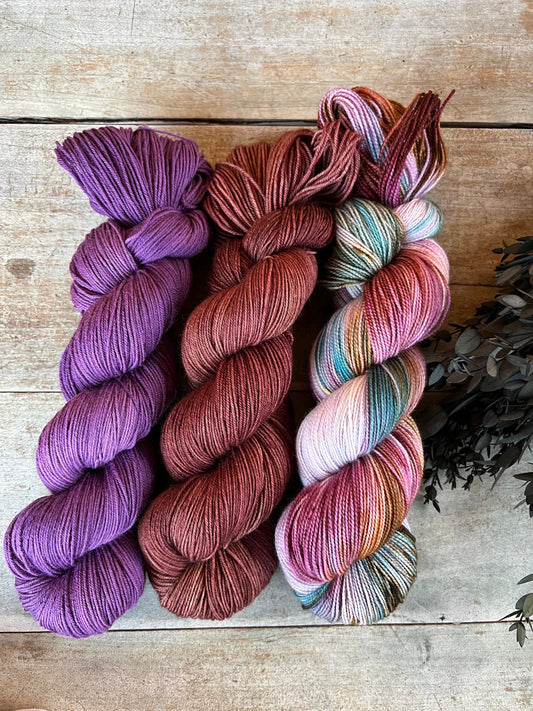 Laine teinte à la main coloris Violette FINGERING Mérinos ou Mérinos nylon ou DK Mérinos ou LACE Mohair et soie