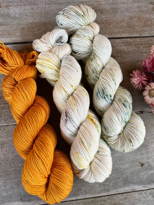 Laine teinte à la main Bouton d’Or Fingering Mérinos ou Mérinos nylon ou DK Mérinos ou Lace Mohair et soie