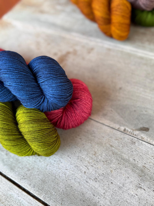 Laine teinte à la main Indigo Fingering Mérinos ou Mérinos nylon ou DK Mérinos ou Lace Mohair et soie